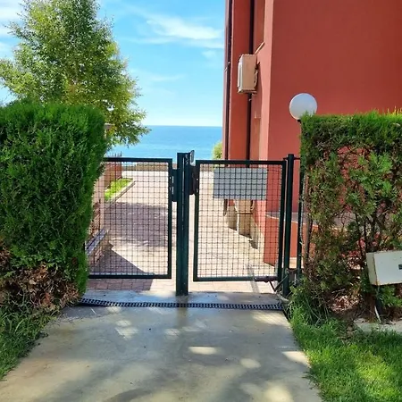 Oasis Deluxe By The Sea Apartment